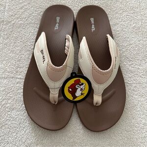 NEW BUC-EE’S Cream Tan Flip Flop Slide Sandals 9